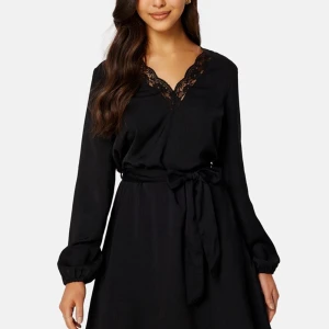 Svart klänning - En svart klänning med spets från bubbleroom storlek xs. Aldrig använt, prislappen sitter kvar. Säljer pågrund av att jag har för många. 