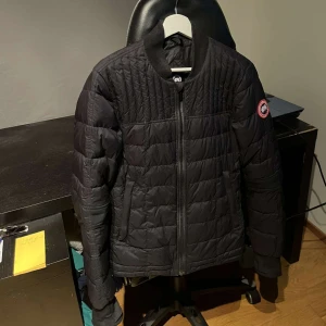 Canada goose vårjacka - Jacka i nyskick. Perfekt vårjacka, varm och snygg. Passar storlek S/M. Skriv för fler bilder. Kvitto och påse finns.