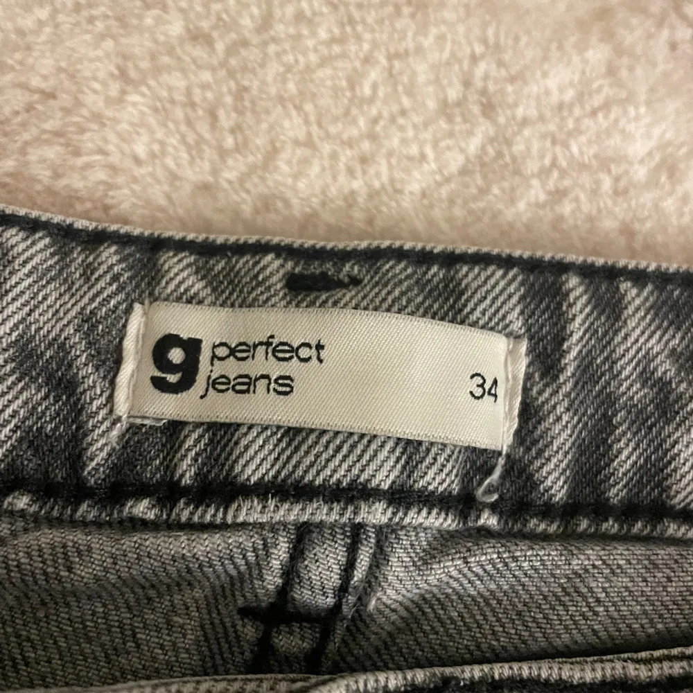 Säljer dessa supersnygga grå Mid-Low Waist, boot cut jeansen från Gina tricot💗Lite slita längst ner vid foten men annars jätte bra skick!💗 storlek 34. Säljer för 250kr, pris kan diskuteras. Jeans & Byxor.