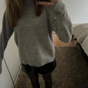 H&m stickad tröja - Grå stickad tröja ifrån hm, lite nopprig men väldigt mysig och fin, nypris 300kr