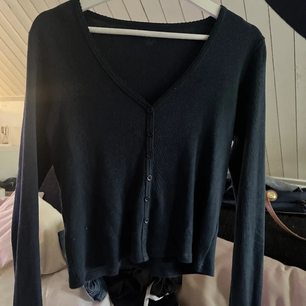 Navy blue tröja/kofta köpt från brandy Melville i somras. Köpte för 300kr tror jag men säljer för 150kr. Den e så himla fin, är bara inte min stil längre 💕. Tröjor & Koftor.