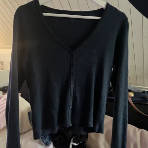 Brandy tröja - Navy blue tröja/kofta köpt från brandy Melville i somras. Köpte för 300kr tror jag men säljer för 150kr. Den e så himla fin, är bara inte min stil längre 💕
