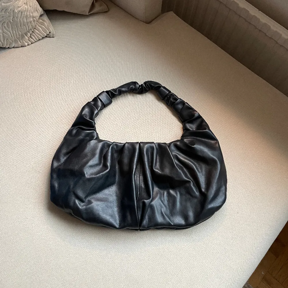 Svart croissantbag från Nelly. Sparsamt använd och i jättefint skick! Mått: 47 x 23 x 8 cm.. Väskor.