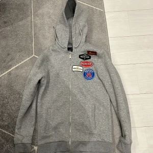 Mercier zip - Jag säljer denna mercier zippen som knappt är använd den är som ny och har sick 9.5/10 den har inga skador eller nåt och väldigt still ren. Pris kan diskuteras 