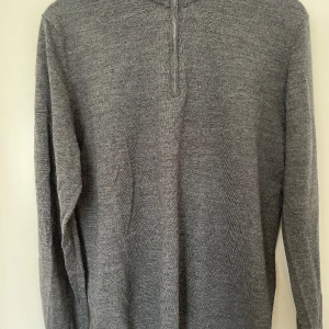 Zip-tröja från Selected Homme strl L - Grå zip-tröja i bra skick. Herrstorlek L. Köparen står för frakten