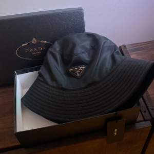 Säljer en Helt oanvänd Prada Hatt 1:1 ✅ Sjukt vra kvalite och Funkar perfekt till Sommaren ✅ OneSize ✅ Unisex ✅ Pris 350 ✅