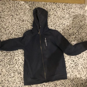 Sail racing zip hoodie - Sail racing zip hoodie  Använd ett par gånger, storlek 176. Kontakta mig här på Plick om det behövs mer information om zip hoodien. Inga skador på zip hoodien ihäller.  Kan få det billigare också.