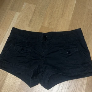 Svarta lårmuskler shorts - Säljer dessa jättefina svarta lågmidjade shorts då de är för små för mig! Använts några gånger men inga tydliga tecken på det