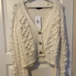 Stickad vit tröja  - En super fin stickad vit tröja från chiquelle. Den är aldrig använd och köpt för ungefär 1 år sedan. Prislappen sitter fortfarande kvar och är köpt för 499 kr och säljs för 299 kr. 