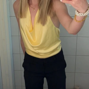 Gul satintopp - En jätte fin satintopp ifrån Bikbok! Har klippt bort lappen men tröjan är i storlek S, perfekt till fest och sommaren❤️🌴