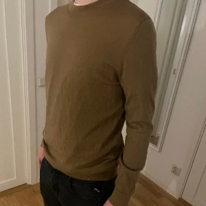 Sweatshirt  - Hej, säljer nu dennna sjukt snygga merina ull tröjan som aldrig använts. Köpt på dressman för 700 men aldrig kommit till användning då den tyvärr var för liten. Modellen är 182.
