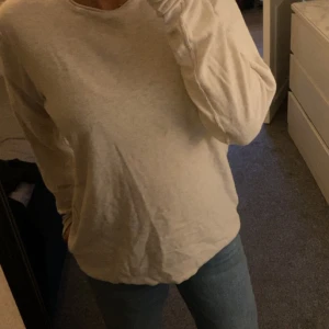 Tröja - Säljer denna då den aldrig används och är för stor för mig super fin tunn tröja från H&M💕
