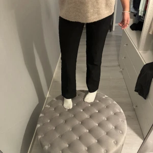 Bikbok kostymbyxor  - Säljer dessa trendiga ”vilma” kostym byxorna i strl 36 petite. Jättefina och passar till allt! Skriv angående frågor eller fler bilder💕 köpta för 499kr