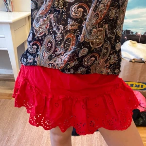 Röd kjol❤️❤️ - Jättesöt å fin❣️jag har vikt ner den på bilderna 