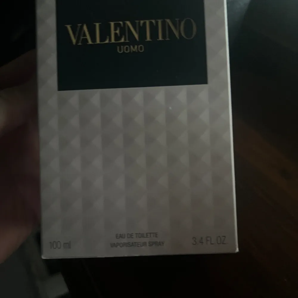 Valentino uomo, go Valentino parfym som funkar till de mesta! 100 ml flaska, ca 60 ml kvar. ❗️intresse för byten finns ❗️. Parfym.