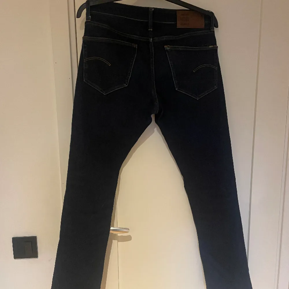 Säljer nu mina g-star jeans då jag ej använder dom längre storlek 31/32 Finns tecken på användning Passformen är straight  . Jeans & Byxor.