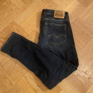 Säljer nu mina Replay Jeans i modellen Grover, då dem är för stora. Clean blå färg och endast använda ett fåtal gånger, cond 10/10. Köpta på Åhléns för 1500, säljer nu för 699.