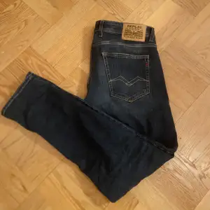 Säljer nu mina Replay Jeans i modellen Grover, då dem är för stora. Clean blå färg och endast använda ett fåtal gånger, cond 10/10. Köpta på Åhléns för 1500, säljer nu för 699.