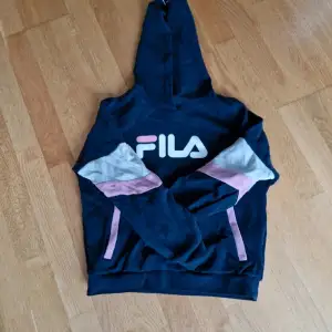 FILA hoodie for kvinnor och barn i xs (152cm) ord pris 700 kr