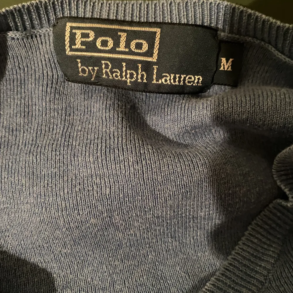 Säljer denna super fina Ralph Lauren tröjan i blått strl M.💙Skriv vid funderingar! Pris kan diskuteras . Tröjor & Koftor.
