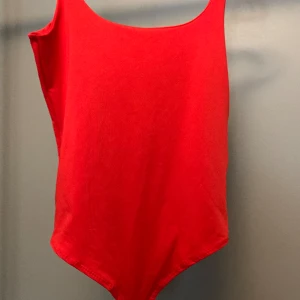Body  - Röd body storlek M 