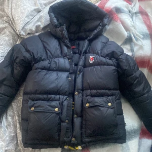Fjällräven Jacka - säljs då den inte används, en stor jacka som man inte fryser i. Jag har vanligtvis S på jackor och denhär passar perfekt.