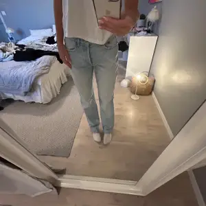 Ett par super fina zara jeans i populär moddel. Använda få gånger❤️