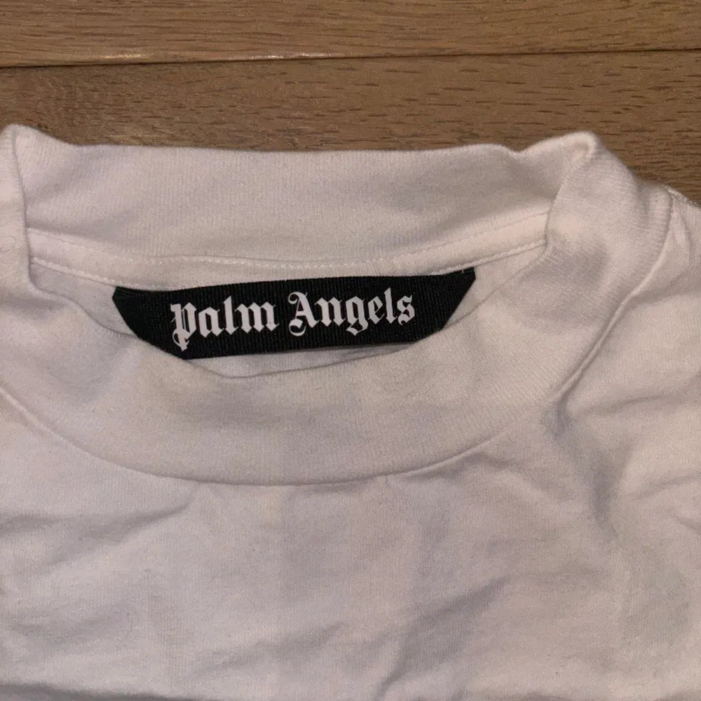 Vit Palm angels t-shirt, storlek S. Aldrig använd, nytt skick. Nypris: 2200. T-shirts.