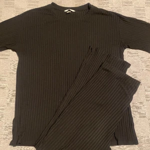 Set - Säljer det super snygga settet som aldrig använts. Säljer eftersom det inte är min stil direkt. 🖤