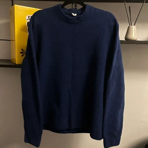 Stickad tröja  - Tröjan är köpt i butik på Arket. Jag är 185 och tröjan passar mig fint. Meddela vid fler frågor!