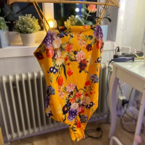 Body  - En blommig body, den har använts nån få antal gång.