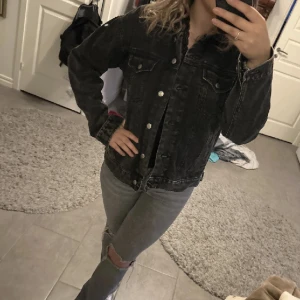 Grå jeansjacka - Jättefin och trendig oversized jeansjacka från BikBok med prislappen kvar, aldrig använd 🥰