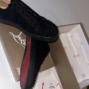 Louboutin Skor - skorna är i bra skick, kan gå ner som lägst till 1400
