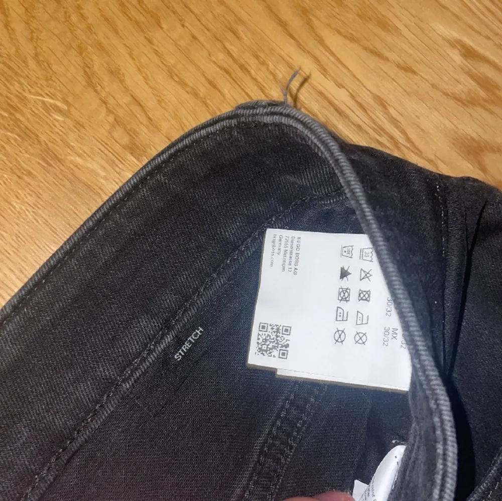 Säljer ett par Hugo Boss jeans köpta för 1200 kr förra året i butik. Bra skick och sitter fint. Storlek 30/32. För mer information eller bilder är det bara att kontakta.. Jeans & Byxor.