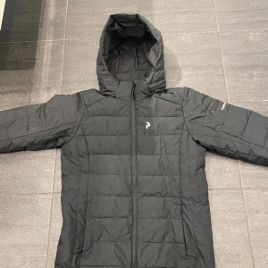 Peak performance jacka - Fin peakperformance jacka som passar perfekt till båda skidåkning och till vardags. Hör av er vid frågor