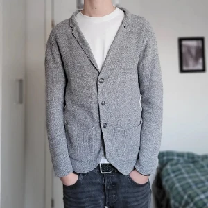 Cardigan tröja - Riktigt fet cardigan prfekt till våren! Skicket är 9/10, nypris 1200! Skriv vid intresse!