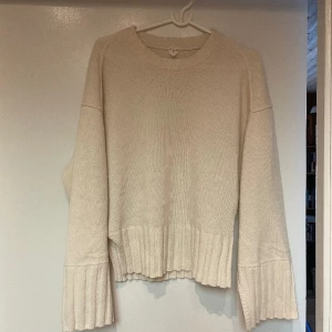 Stickad tröja arket - Stickad från arket, köpte i höstas knappt använd🤍 Jättebra skick! 100% ull🐑🐑  Frakt tillkommer📦