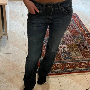 Lågmidjade marinblå jeans - Säljer dessa vintage lågmidjade flared jeans med jättesnygga fickor i jättebra skick. Storlek S kan även passar XS. Pris kan diskuteras vid snabb affär!