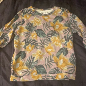 Blommig tröja - Strlek S men kan också passa XS