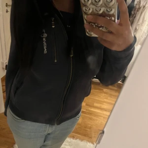 sail racing kofta - säljer denna marinblåa sail racing kofta eftersom jag inte har någon användning av den💘 den har ett litet hål vid vänster arm men ingenting som syns!