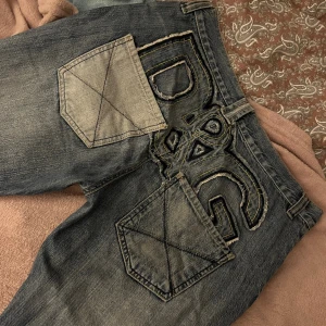 Dolce&Gabbana jeans - Ett par vintage baggie jeans! Skitt snygga! Som är uppsyda där nere sedan förut. Men fortfarande väldigt långa 