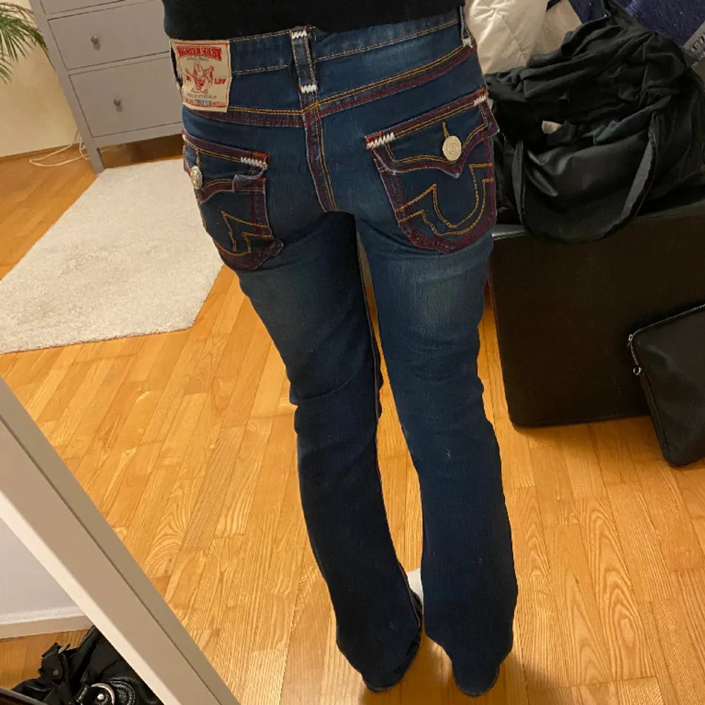 True religion jeans med röda detaljer och låg midja. De är i storlek 29, skulle säga att de passar s-m! Jeansen är i jättebra skick och knappt använda, helt utan defekter! 💕. Jeans & Byxor.