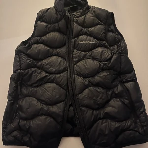Peak performance väst - Peak performance väst i nyskick. Storlek 170 men passar S.