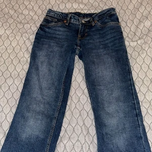 Monki low rise jeans - knappt använda, använda max 4 ggr. Fickor bak och lågmidjade. Nästan som nya