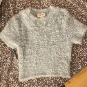 En fluffig topp från monki, storlek S jättebra skick