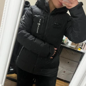 Sail Racing jacka Stl S i topp skick😍🤩 - Kostade 3799kr anvönd ca 3-4 gånger jätte sparsamt och försiktigt så den ser helt ny ut (min spegel är smutsig inte jackan!) mitt pris nu 2200kr sitter figursydd och kroppsnära 😍