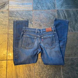 Levis jeans - Raka i modellen, bra skick förutom vid anklarna.