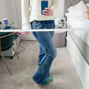 Jeans!  - Snygga jeans med knappar på sidorna istället för dragkedja vilket är så unikt och fint❤️