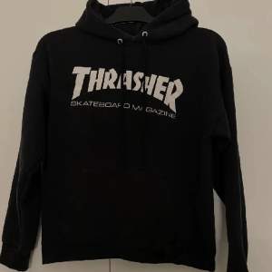 Trasher hoodie, svart. Liten i storleken, ca xs/s.  Ända som är lite slitet är snörerna i hoodien, annars fint skick. 