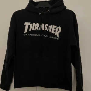 Thrasher hoodie, storlek xs/s - Trasher hoodie, svart. Liten i storleken, ca xs/s.  Ända som är lite slitet är snörerna i hoodien, annars fint skick. 